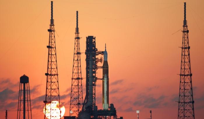 La fusée de la mission Artémis II sur le pas de tir du Kennedy Space Center à Cap Canaveral, en Floride, le 24 mars 2026