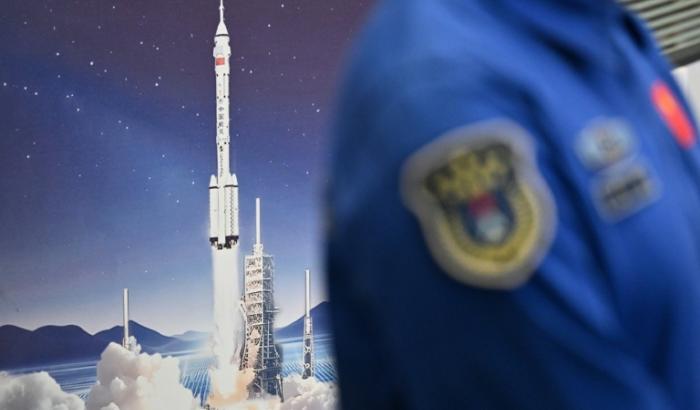 Un membre de l'agence spatiale assiste à une conférence de presse au centre de lancement de satellites de Jiuquan, dans le désert de Gobi, au nord-ouest de la Chine, le 23 avril 2025