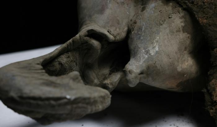 Des scientifiques procèdent à une nécropsie sur Iana, un mammouth femelle de 130 000 ans, à Iakoutsk, le 27 mars 2025 dans l'Extrême-Orient russe