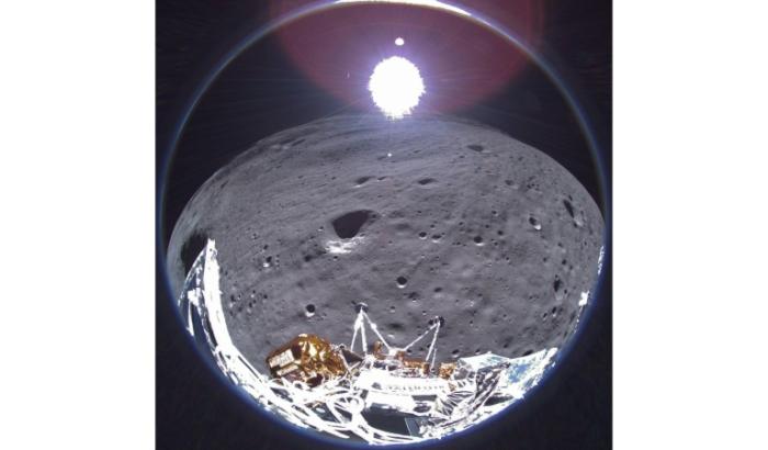 Image transmise le 22 février 2024 par la sonde lunaire Odysseus de l'entreprise Intuitive Machines, avant de s'éteindre défintivement, montrant la Terre en arrière-plan