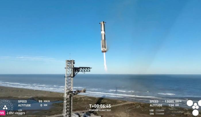 Die Starship-Rakete des US-Raumfahrtunternehmens SpaceX muss nach einem dramatischen Testflug vorerst am Boden bleiben. Das entschied die US-Luftfahrtbehörde FAA am Freitag und wies das Unternehmen von Tech-Milliardär Elon Musk an, eine Untersuchung vorzunehmen.