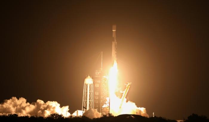 Ein vier Tonnen schweres Schrottteil einer SpaceX-Rakete ist am Mittwoch offenbar auf dem Mond eingeschlagen. Der Aufprall war für 8.35 Uhr MESZ vorausgesagt worden, eine offizielle Bestätigung gab es aber nicht.