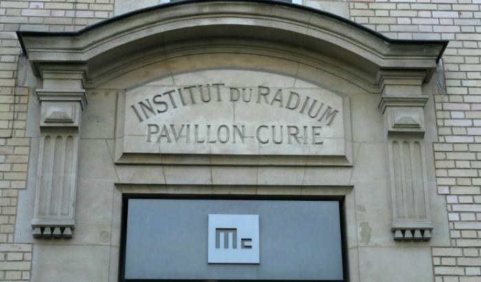 Le frontispice de l'Institut du radium, site historique du laboratoire de Marie Curie à Paris le 5 janvier 2024