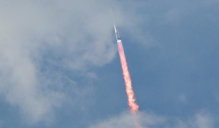 Die Mega-Rakete Starship des US-Raumfahrtunternehmens SpaceX ist zu ihrem dritten Testflug gestartet. Der Beginn des Flugs der längsten Rakete der Welt verlief offenbar planmäßig, nachdem die beiden ersten Tests in Explosionen geendet waren.