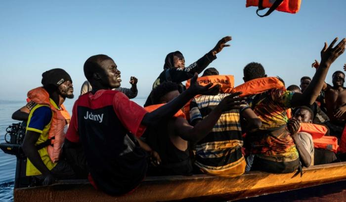 Wissenschaftlerinnen und Wissenschaftler kritisieren in einem neuen Bericht die Migrationspolitik Deutschlands scharf. Diese ignoriere die globalen Herausforderungen und sei zu sehr national und auf symbolpolitsche Maßnahmen fokussiert.