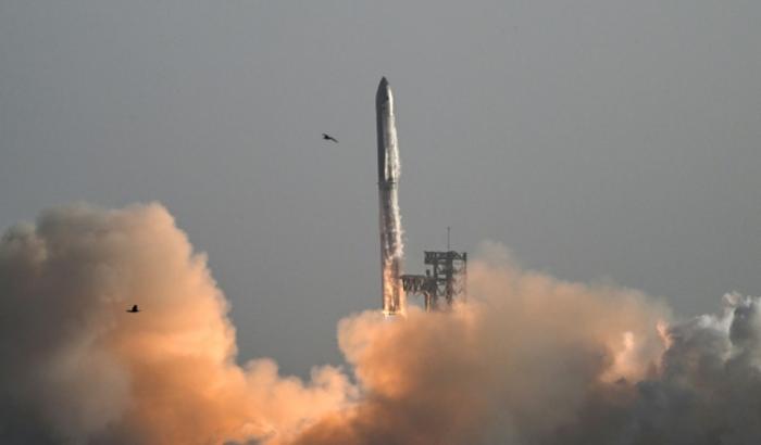 Die Riesenrakete Starship des US-Raumfahrtunternehmens SpaceX soll nach Angaben von Firmenchef Elon Musk schon Ende 2026 zum Mars fliegen.