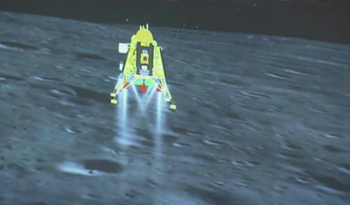 Capture d'écran diffusée Le 23 août 2023 sur le site web de l'Organisation indienne de recherche spatiale (ISRO) montrant la sonde Chandrayaan-3 quelques secondes avant son atterrissage lunaire au pôle sud de la Lune