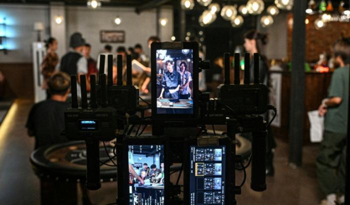 Les écrans de contrôle lors du tournage d'une mini-série dans un studio spécialisé à Shanghai, le 10 octobre 2025