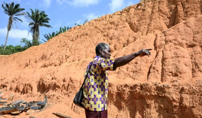 L'archéologue ivoirien François Guédé Yiodé sur un site où ont été retrouvées des traces d'Homo Sapiens datant de 150.000 ans, à Abidjan le 13 mars 2025