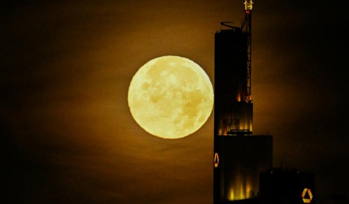 La pleine lune de novembre, dans le ciel à Francfort, en Allemagne, le 5 novembre 2025