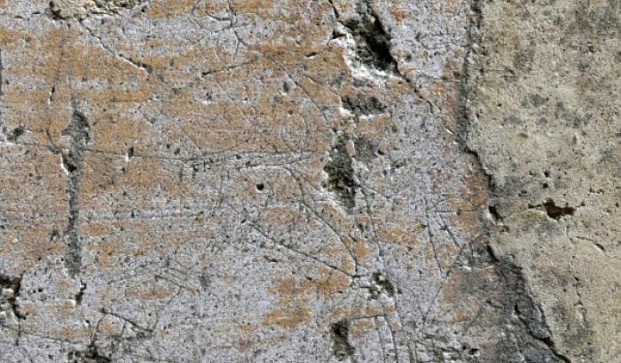 Photo remise le 3 février 2026 par l'Université Québec à Montréal montrant des graffitis sur le mur reliant les théâtres de Pompéi