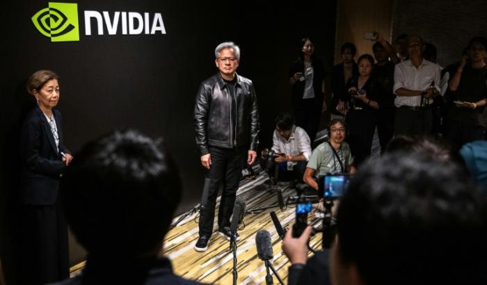 Eine schwarze Lederjacke von Nvidia-Chef Jensen Huang ist in New York für fast eine Million Dollar versteigert worden. Die Jacke habe 960.000 Dollar (840.000 Euro) eingebracht, teilte das Auktionshaus Sotheby's mit.