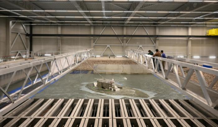 Des chercheurs étudient les effets de la houle et des vagues sur une maquette du fort Boyard dans un bassin à Ostende, en Belgique, le 17 février 2025