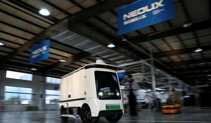 Un véhicule autonome dans l'usine Neolix, le 4 décembre 2025 à Yancheng dans la province chinoise du Jiangsu