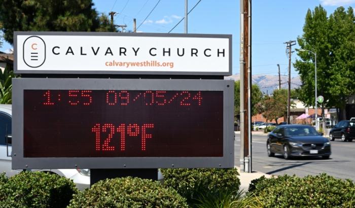L'écran de l'église Cavalry à Woodland Hills affiche une température de 121 degrés Fahrenheit (49,4 degrés Celsius), le 5 septembre 2024 en Californie