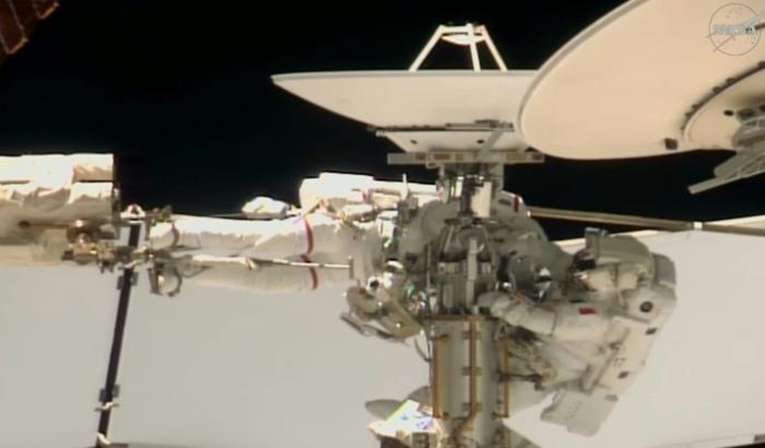 image tirée d'une retransmission vidéo en direct de la Nasa, le 18 août 2026, montrant l'astronaute de la Nasa Anil Menon (g) et l'astronaute de l'ESA Sophie Adenot (d) lors de leur sortie dans l'espace à l'extérieur de la Station spatiale internationale (ISS), avec pour objectif de remplacer une antenne de communication espace-sol sur le complexe orbital
