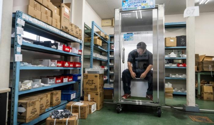 Angesichts immer heißerer Sommer infolge des Klimawandels greifen japanische Unternehmen zu ungewöhnlichen Mitteln: Eine Art Kühlschrank für Menschen soll Beschäftigten auf Baustellen, in Fabriken und Lagerhäusern schnelle Abkühlung verschaffen.