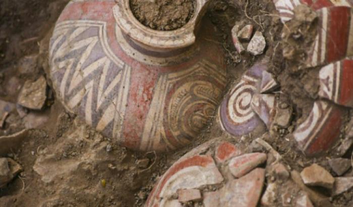 Cette photo fournie par le ministère de la Culture du Panama montre l'intérieur d'une tombe préhispanique vieille de plus de 1000 ans, découverte sur le site archéologique El Cano, au Panama, le 20 février 2026