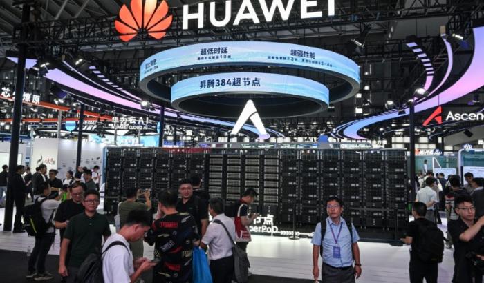 Des visiteurs sur le stand Huawei lors de la Conférence mondiale sur l'intelligence artificielle (WAIC) au Centre mondial des expositions et des congrès de Shanghai, le 28 juillet 2025