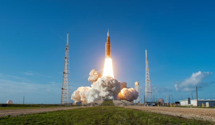 Nach mehr als 50 Jahren sind wieder Menschen auf dem Weg zum Mond: Die vier Astronauten der historischen Mondmission Artemis 2 sind erfolgreich ins All gestartet.