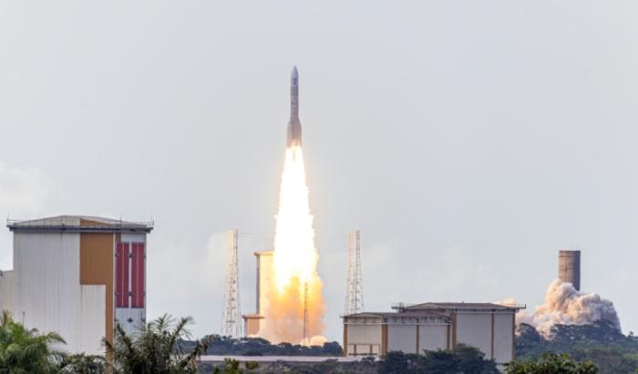 Die europäische Trägerrakete Ariane 6 soll am Montag zu ihrem ersten kommerziellen Flug starten. Mit der neuen Rakete will Europa in der Raumfahrt unabhängiger von den USA und Russland werden.