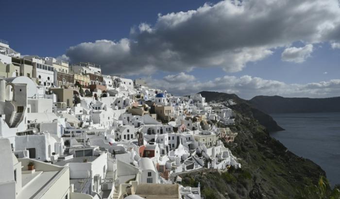 Die zehntausenden Erdbeben, die zu Jahresbeginn die griechische Ferieninsel Santorini und Nachbarinseln erschütterten, sind durch eine Verlagerung von Magma in der Tiefe ausgelöst worden. Ein Forschungsteam registrierte mehr als 28.000 Erdbeben.