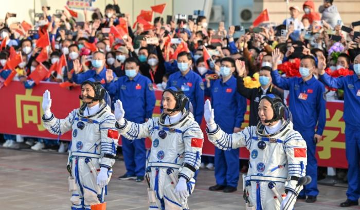 China hat erstmals einen Zivilisten als Teil einer bemannten Mission zur Raumstation Tiangong geschickt. Die Shenzhou-16-Mission mit insgesamt drei Taikonauten startete am Dienstag vom chinesischen Weltraumbahnhof Jiuquan in der Gobi-Wüste.