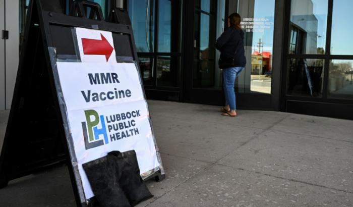 Un centre de santé où le vaccin contre la rougeole, les oreillons et la rubéole est administré à Lubbock, le 27 février 2025 au Texas