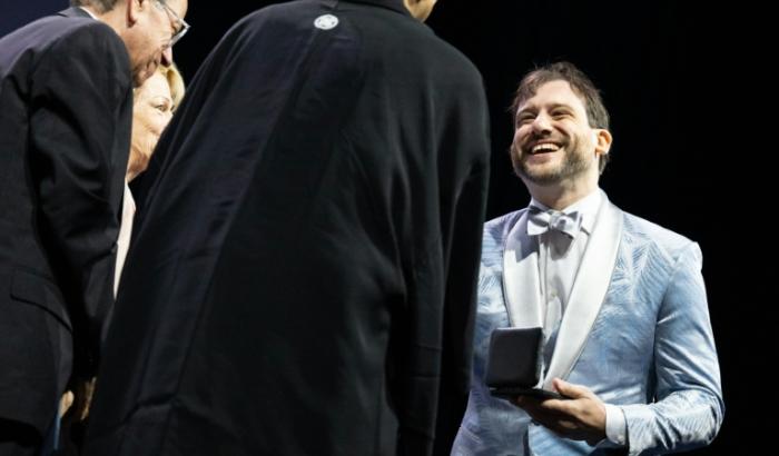 Le mathématicien canadien Jacob Tsimerman recevant la médaille Fields à Philadelphie aux Etats-Unis, le 23 juillet 2026