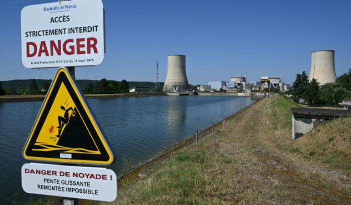 In Frankreich sind wegen der starken Hitze am Sonntag drei Atomreaktoren vorübergehend heruntergefahren und sieben weitere gedrosselt worden.