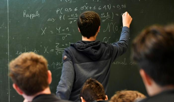 L'enquête internationale TIMSS, portant sur les acquis scolaires en mathématiques et sciences, montre que les élèves français en CM1 et quatrième restent parmi les moins bons de l'Union européenne et de l'OCDE
