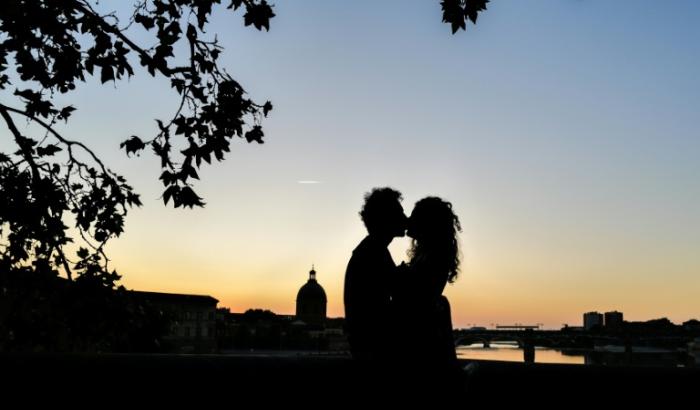 Zärtlichkeit in Partnerschaften und die zusätzliche Gabe des als Kuschelhormon bekannten Oxytocin fördern Forschern zufolge die Wundheilung. Das zeigt nach Angaben der Universität Heidelberg eine Studie mit 80 Paaren.