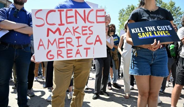 Des étudiants et des chercheurs rassemblés lors d'une manifestation contre les coupes budgétaires de l'administration Trump sur la recherche, la santé et l'enseignement supérieur à l'Université UCLA, à Los Angeles, le 8 avril 2025 en Californie