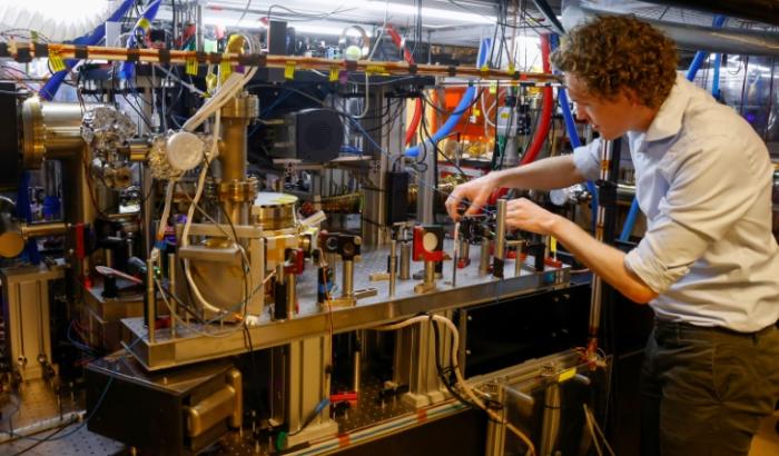 Un étudiant vérifie des lasers au laboratoire de physique quantique expérimentale de l'Université d'Amsterdam le 12 avril 2023