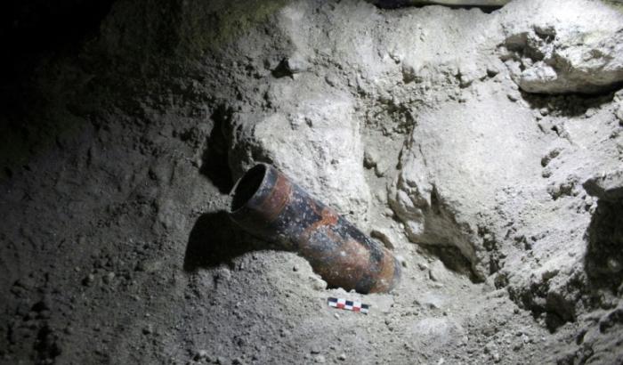 Cette photo non datée, publiée par le ministère guatémaltèque de la Culture le 29 mai 2025, montre un pot découvert sur le site archéologique d'Uaxactún, dans le département de Petén, au Guatemala