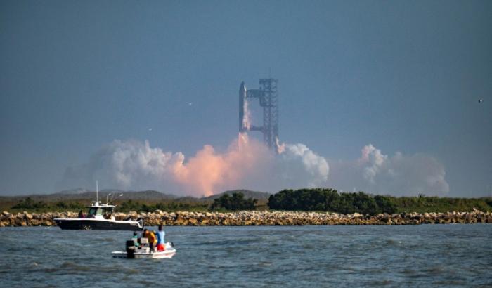 Une fusée Starship de SpaceX décolle de la Starbase, le 27 mai 2025 au Texas peu avant l'explosion de son vaiseau, le Super Heavy booster