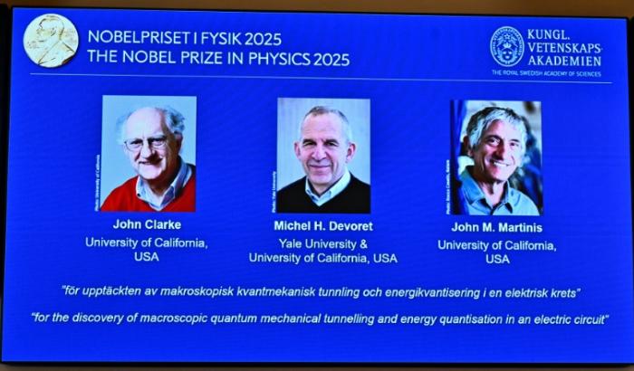 Les portraits des lauréats du prix Nobel de Physique 2025 (g-d) Le Britannique John Clarke, le Français Michel H Devoret et l'Américain John M Martinis affichés lors d'une conférence de presse à l'Académie royale des sciences de Suède, le 7 octobre 2025 à Stockholm