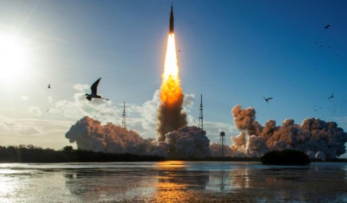Décollage de la fusée de la mission Artémis 2 emmenant trois astronautes américains et un canadien autour de la Lune, au Kennedy Space Center à Cap Canaveral, en Floride, le 1er avril 2026