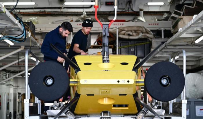 Des techniciens préparent le robot sous-marin Ulyx à bord du navire scientifique L'Atalante, amarré au port de Brest, le 15 juin 2025