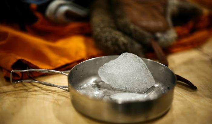 Un échantillon de glace de l'Antarctique au sein du laboratoire à bord du RRS Sir David Attenborough, amarré au port international de Harwich, dans l'est de l'Angleterre, le 6 octobre 2025, avant le départ du navire pour entreprendre des recherches dans l'Antarctique.