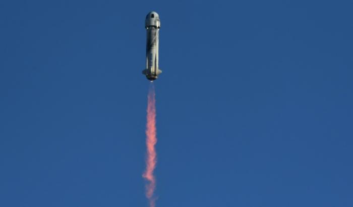 Wegen technischer Probleme muss das Raumfahrtunternehmen Blue Origin von Amazon-Gründer Bezos seinen fünften bemannten Weltraumtourismus-Flug verschieben. Bei einer Kontrolle der Rakete habe eines der Absicherungssysteme nicht die Erwartungen erfüllt.