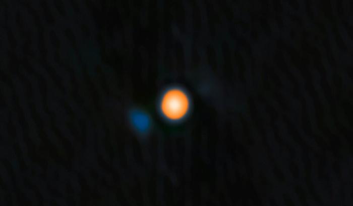 L'étoile Bételgeuse, au centre en orange, avec son étoile compagnon en bleu à gauche, dans une image distribuée par l'Observatoire International Gemini, le 21 juillet 2025