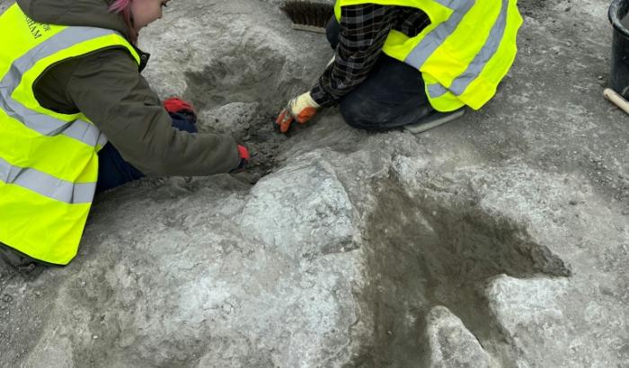Es ist vermutlich der größte Fund dieser Art in Großbritannien: Forscher haben etwa 200 Dinosaurierspuren entdeckt, die 166 Millionen Jahre alt sind.