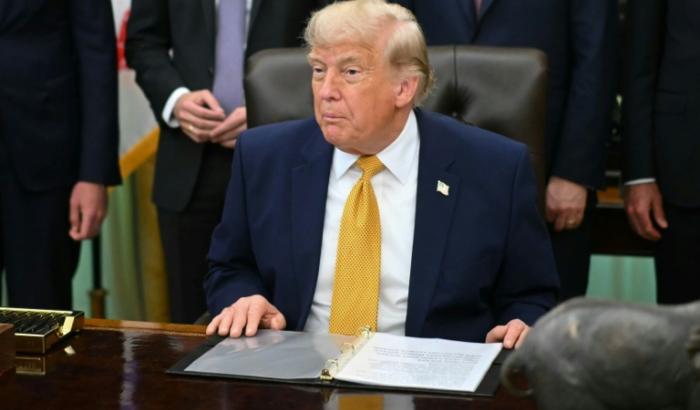 Le président américain Donald Trump s'apprête à signer un décret dans le Bureau ovale de la Maison Blanche, le 22 juin 2026 à Washington