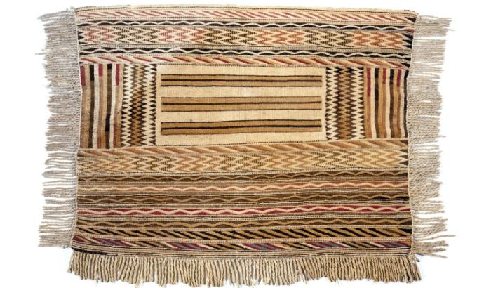 Image non datée fournie par la Smithsonian Institution d'une couverture du peuple amérindien Salish, confectionnée supposément en poils de chèvre et de chien laineux