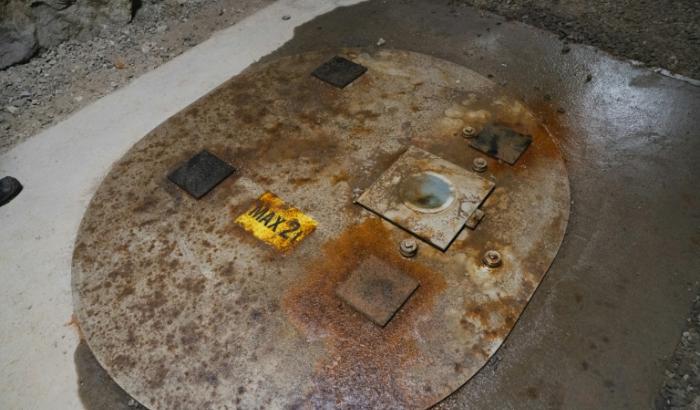 Une zone d'essai et la copie du couvercle d'un conteneur destiné au combustible nucléaire radioactif usagé, à Eurajoki, le 18 mai 2026