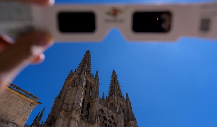 Des lunettes d'observation d'éclipse certifiées conformes à la norme de sécurité internationale ISO 12312-2 à Burgos, le 2 juillet 2026 en Espagne