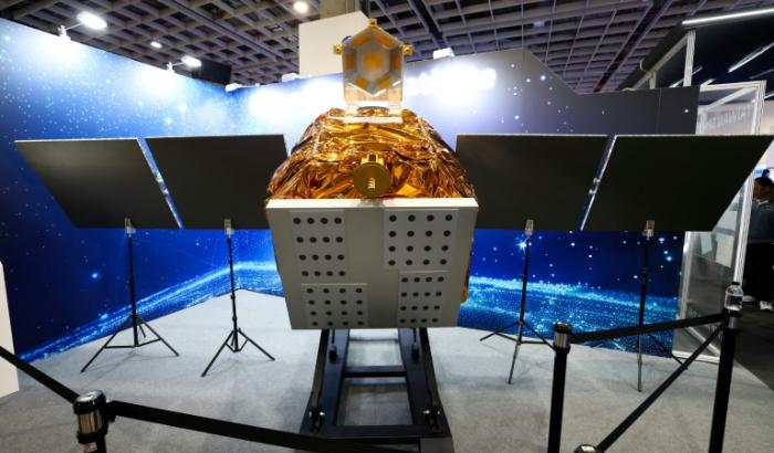 Une maquette du Beyond 5G LEO Satellite, le premier programme expérimental de communication par satellite de Taïwan, réalisé par l'Agence spatiale de Taïwan (TASA), présenté lors de l'exposition sur l'aérospatiale et la technologie de défense à Taipei, le 18 juillet 2025.