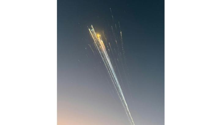Image fournie par Greg Blee montrant des débris de la fusée Starship de SpaceX au-dessus des îles Turques-et-Caïques, le 16 janvier 2025