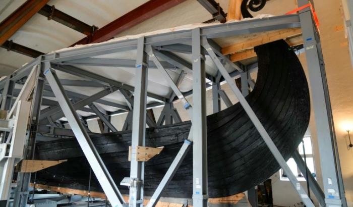 L'Oseberg, embarcation viking vieille de 1.200 ans, lors de la préparation de son transfert dans une annexe spécialement construite du Musée de l'Age viking d'Oslo, le 1er septembre 2025